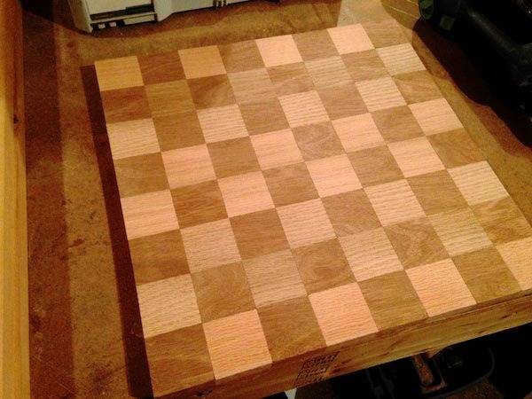 سمباده کشیدن صفحه شطرنج چوبی