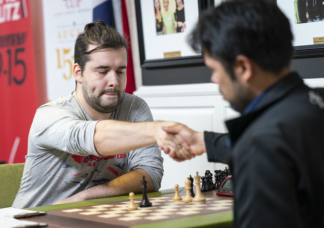 آیا بازیکنان باید قبل از بازی شطرنج دست بدهند؟