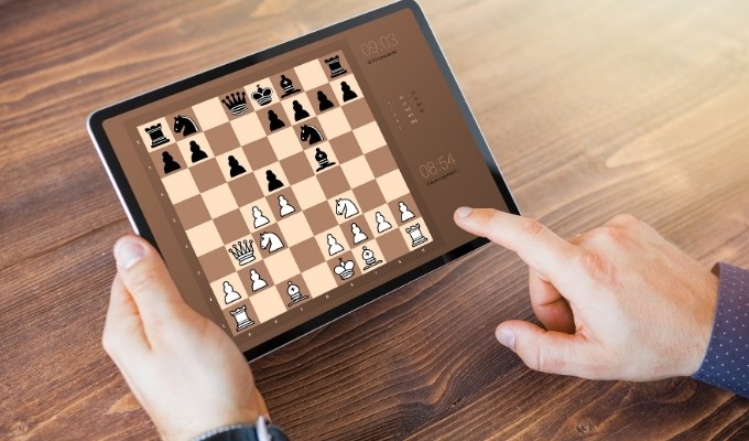 چرا باید بازی شطرنج را آنلاین آموزش ببینیم؟