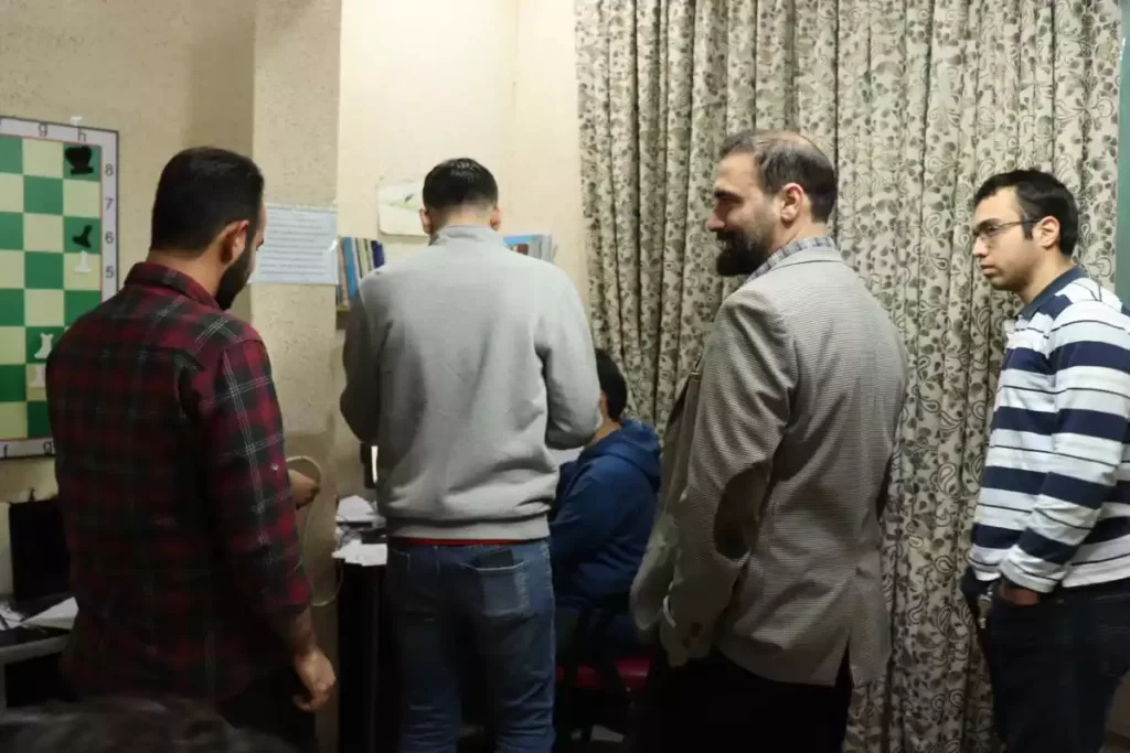سعید پیرملکی در حال بازدید از مسابقات شطرنج