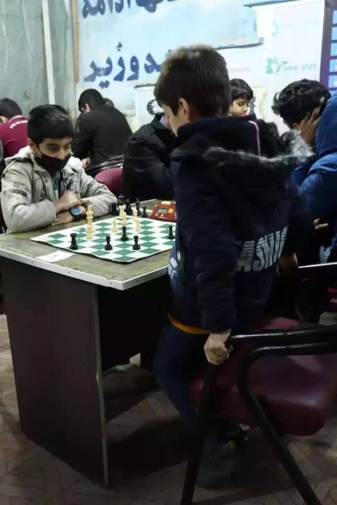 شطرنج بازان باشگاه شطرنج ایران در حال مسابقه