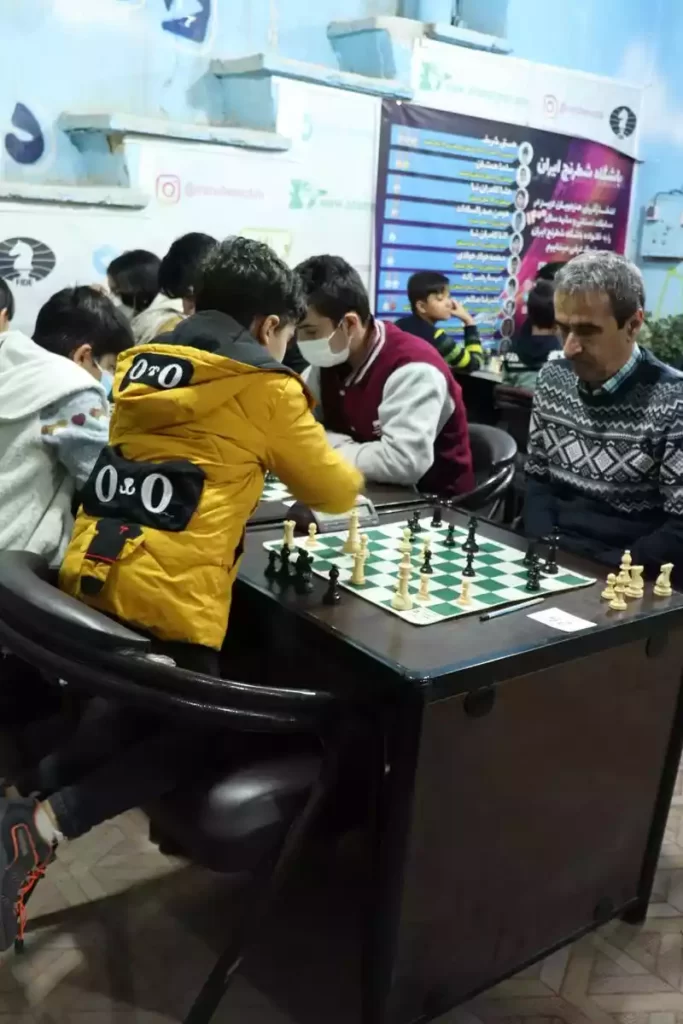 شطرنج بازان کلاس شطرنج در مشهد در حال مسابقه 