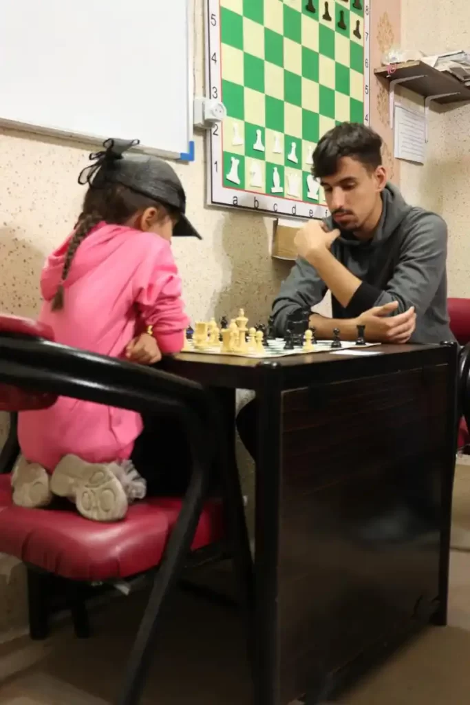 اسما حسن پور قهرمان کوچولوی شطرنج باز باشگاه شطرنج ایران در حال مسابقه با هنرجوی جوان