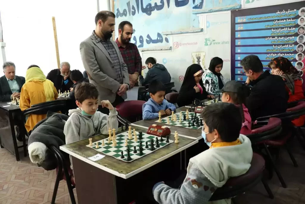 سعید پیرملکی (مستر شطرنج) و استاد طاهری در کنار شطرنج بازان باشگاه شطرنج ایران در حال مسابقه