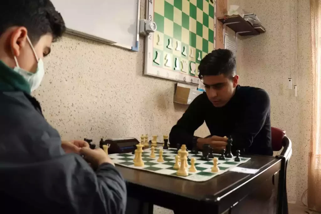 شطرنج بازان باشگاه شطرنج در مشهد در حال مسابقه