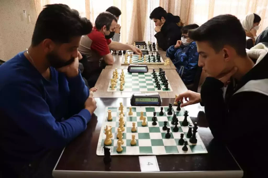 مسابقه شطرنج در باشگاه شطرنج در مشهد