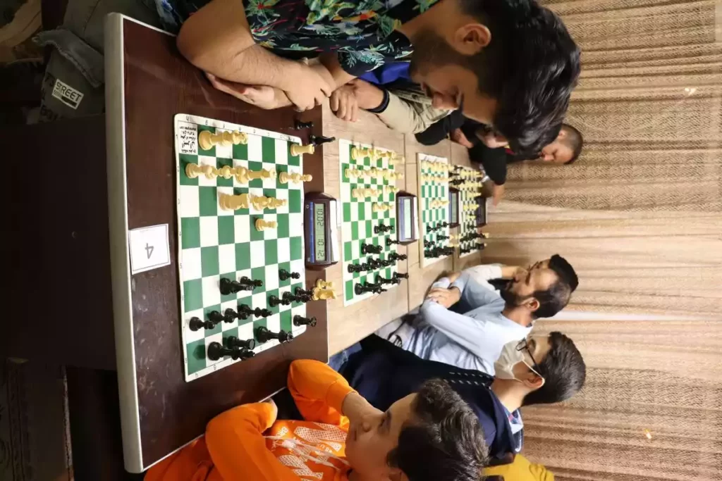مسابقه شطرنج در باشگاه شطرنج ایران